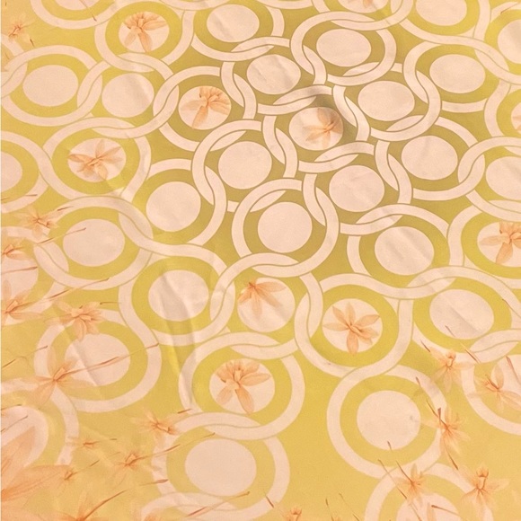 Versace Scarf 33’x33’x33’x33’ - Picture 4 of 16